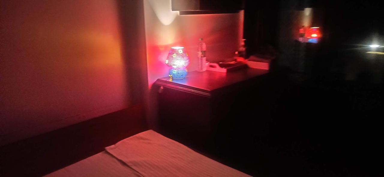 Appartement Cozy Private Ac Studio By The Sea Bandstand Bandra W Mumbai Nr Taj Lands End Extérieur photo